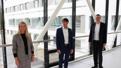 Bild: Kliniken Nordoberpfalz AG, Michael Reindl
Michael Gleißner (Mitte) ist seit dem 1. Oktober Kaufmännischer Direktor der Kliniken Nordoberpfalz AG. Er unterstützt die Geschäftsführung mit Vorstand Dr. Thomas Egginger und Medizinischer Direktorin Michaela Hutzler.