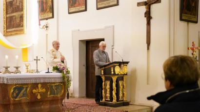 Bild: fvo
Feier zum 50-jährigen Priesterjubiläum von Pfarrer Franz Winklmann (links): KLB-Vorsitzender Manfred Kellner (rechts) trägt die Fürbitten vor.
