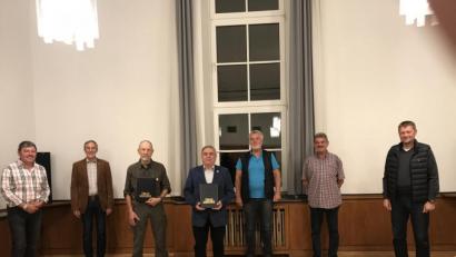 Bild: ils
Das ist das neue Führungsteam - mit bekannten Gesichtern: (von links) Vorsitzender Werner Kandler, Landesvorsitzender Süddeutschland Gerhard Stärk, Geehrte Hermann Böhm und Boris Damzog,
Kassier Heinrich Hildebrand, Schriftführer Georg Dötsch und Beisitzer Franz Strigl.