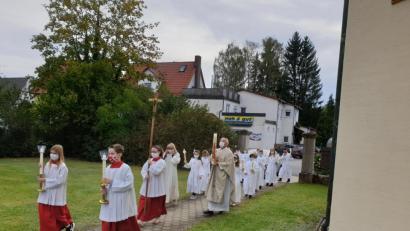 Bild: dlu
Einzug der Kommunionkinder mit ihrem Gemeindepfarrer Roland Klein und der Religionslehrerin im Kirchendienst (i.K) Stefanie Seufert-Wolf.