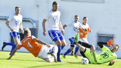 Bild: Hubert Ziegler
Der herausstürzende Auerbacher Torhüter Sebastian Kausler (rechts) ist vor dem nach vorne aufgerückten Rosenberger Neuzugang Timo Nürnberger (links) am Ball.
