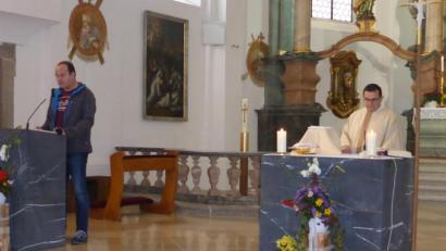 Bild: Siegfried Walter/exb
Den Gottesdienst in der Pfarrkirche am Fahrenberg gestaltete Pfarrer Konrad Amschl. Mit im Bild Reinhard Höcht bei der Lesung.