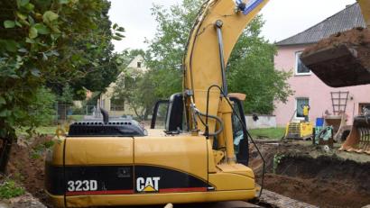 Bild: bö
Die ersten Arbeiten im Zuge des An- und Umbaus des Kindergartens ist die Schaffung einer eigenen Baustellenzufahrt von der Hauptstraße her, um den Hortbetrieb nicht zu behindern. Träger der Baumaßnahme ist die katholische Kirchenstiftung Schmidmühlen, die Baukosten liegen bei etwa 1,5 Millionen Euro.
