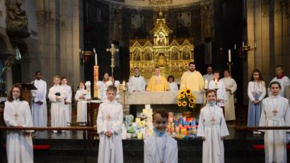 Bild: Kunz
Als letzte von acht Gruppen feierten am Sonntag neun Kinder in der Josefskirche Erstkommunion.