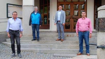 Bild: Portner
Bürgermeister Rudolf J. Teplitzky (hinten, rechts) stellt mit seinen drei Amtsleitern – Kämmerer Michael Hösl (von links), Wolfgang Ruhland (Hauptamt) und Andreas Mandl (Bauamt) – die Optimierungen im Rathaus vor. Flexible Arbeitszeiten und Terminvereinbarungen sollen für mehr Bürgerfreundlichkeit sorgen.