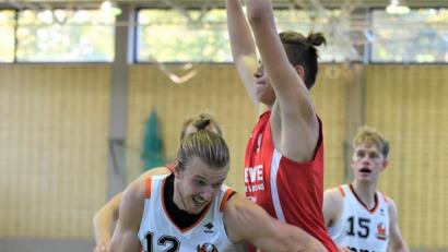 Bild: Büttner, Gerhard
Eine Stütze der DJK Basketballer: Topscorer Jonas Meißner (links).