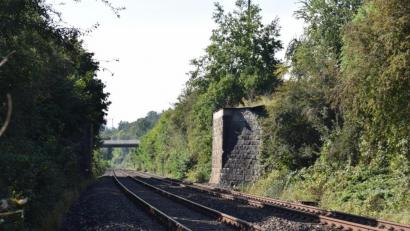 Bild: bnr
Auf dem bestehenden Fundament soll die neue Geh- und Radbrücke in Iffelsdorf gelagert werden. Die Umsetzung scheiterte bisher an der Bundesbahn.