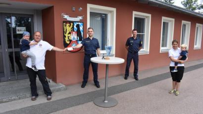 Bild: PHK Lottner/exb
Der Vorsitzende der WW-Nabburg Oliver Boetcher mit Tochter, POW Minks, POK Stangl sowie Doris Kraus-Boetcher mit Sohn freuten sich über die Spendenbereitschaft der Polizisten.