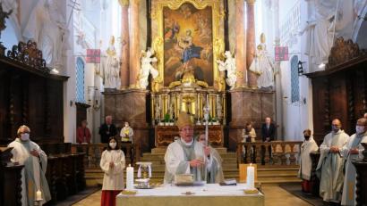 Bild: do
Mit einem erfrischenden Pontifikalamt mit viel Volksgesang feiert Speinshart das 99. Rosenkranzfest