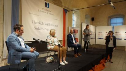 Bild: eib
CeBB-Leiterin Veronika Hofinger (rechts) hieß als Teilnehmer der Podiumsdiskussion (von links) MdL Tobias Gotthardt, Petra Ernstberger, Geschäftsführerin des Deutsch-Tschechischen Zukunftsfonds und Bürgermeister Václav Bernard (Všeruby) willkommen. Die Moderation übernahm Bára Procházká. Im Hintergrund rechts die Paneele der Ausstellung mit den Statements zu "30 x 10 für Europa".