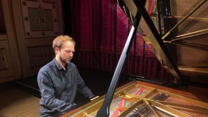 Bild: dok
Herbert Schuch spielte Beethovens "Diabelli-Variationen" op. 120, wie immer top vorbereitet, souverän, mit künstlerischem Charisma. Lob und Lorbeer dafür! Die Positionierung des Flügels vor dem Vorhang hat sich bestens bewährt; mehr Klarheit, mehr Präsenz.