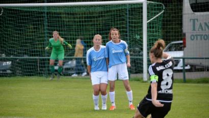 Bild: Andreas Brückmann
Die Zwei-Frau-Mauer des TSV Theuern mit Nina Hefner und Lena Götz steht gut: Der TSV blieb im Landesligaduell mit dem BCF Wolfratshausen ohne Gegentor und siegte mit 3:0.