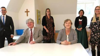 Bild: Hirsch
Amtsgerichtsdirektorin Petra Froschauer (sitzend rechts) und ihr Stellvertreter Peter Jung (sitzend links) stellten die Neuzugänge am Amtsgericht Schwandorf vor. Das Bild zeigt stehend von links: Michael Striegl, Franiska Hofmann, Tanja Raab und Kathrin Heitzer.