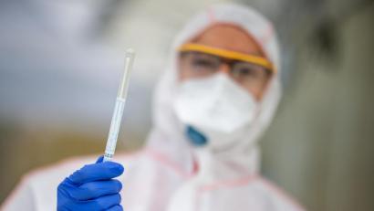 Bild: Sebastian Gollnow/dpa
Ein Mitarbeiter hält in einem Corona-Abstrichzentrum einen Abstrich in der Hand, der dann benutzt wird, um einen Test auf das Coronavirus Sars-Cov-2 durchzuführen.