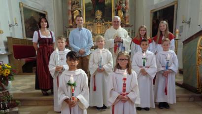 Bild: amö
Timo Brunner und Ella Röhrl (vorne, von links), Leon Ederer, Jakob Köppl, Charly Kramer und Phillip Legl (Mitte, von links) feierten Erstkommunion. An diesem Tag begleiten sie (hinten, von links) Rektorin Christine Losch, Klassleiter Andreas Waldmann und Pfarrer Eugen Wismeth.