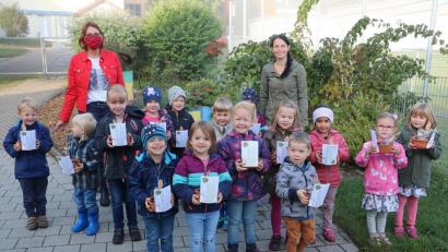 Bild: gru
Strahlende Kinder mit Birgit Bär und Kindergartenleiterin Sonja Winter.