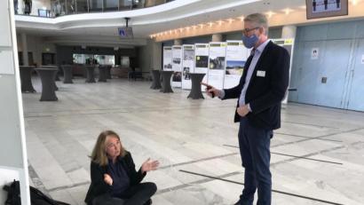 Bild: mte
Stadträtin Sonja Schuhmacher geht im Foyer der Max-Reger-Halle in den Sitzstreik. Hier diskutiert sie mit Max-Reger-Hallen-Chef Johannes Häring. Er will sie nicht in die Stadtratssitzung lassen, da sie sich weigert, eine Maske aufzusetzen.