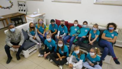 Bild: ld
Zehn Ministrantinnen und Ministranten beteiligten sich an dem "Ministrantentag dahoam", den sich die Pfarrei Bärnau ausgedacht hatte. Pater Joy, (links), Oberministrantin Eva Glowka (vorne, links), Pastoralreferent Maximilian Pravida und weitere Betreuerinnen halfen bei der Durchführung des Tages nach den Vorgaben aus Bärnau.