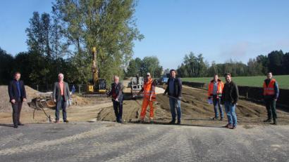 Bild: wro
Beim Festakt an der Baustelle erfolgte auch der offizielle Spatenstich. Dabei waren (von links) Dritter Bürgermeister André Putzlocher, Geschäftsleiter Thomas Weiß, Bürgermeister Toni Dutz, Polier Andreas Bomann, Diplom-Ingenieur Andreas Schön, Thorsten Meiler (Verwaltung), Zweiter Bürgermeister Michael Dutz und David Schübel (TNL-Energie).