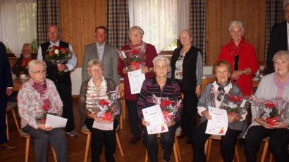 Bild: R. Kreuzer
Zum 50-jährigen Jubiläum ehrt der AWO-Seniorenclub Rudolf Maresch viele Mitglieder ein für langjährige Treue.