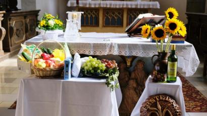 Bild: do
Mit den Gaben der Gläubigen aus Gärten und Fluren entsteht ohne Zutun von Helfern zum Erntedankfest ein farbenfrohes Arrangement des Dankes. Den Mittelpunkt bildet der traditionelle Brotlaib.