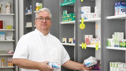 Bild: Gabi Schönberger
Leslaw Ostaszewski wird künftig nicht mehr in der Türlgasse Pillen oder Salben verkaufen. Allerdings werden ihm Kunden in der Bahnhofstraße wiederbegegnen.