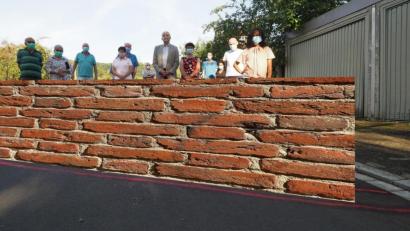 Bildmontage: ref
Die Steine des Anstoßes: Eine Mauer, rund 1,50 Meter hoch, soll die Dostlerstraße in Ost und West teilen. Quer durch die Straße. Die Anwohner sind alles andere als begeistert. Nun will die Stadt das strittige Grundstück enteignen.