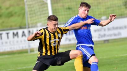 Bild: A. Schwarzmeier
Nur zu gerne würden die Bezirksliga-Fußballer in einem geordneten Spielbetrieb unterwegs sein. Da aber zuletzt viele Spielausfälle notiert wurden, sollen im November die Nachholspiele priorisiert werden. Der Ligapokal wird hinten angestellt. Unser Bild zeigt eine Szene aus dem Spiel zwischen dem SV Kulmain und SV Etzenricht (1:5).