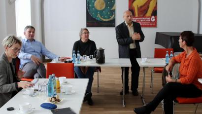Bild: Thomas Dobler
Der Görlitzer Kultursekretär Joachim Mühle (stehend) und Susanne Lehmann (links), Pressesprecherin des sächsischen Landkreises, moderierten am Tag der deutschen Einheit eine Diskussion mit den Gästen aus Schwandorf. Zu ihnen gehörten Manuel Lischka, Carolin Schmuck und Christina Lanzl (von links).