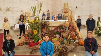 Bild: ü
Die Klasse 3a vor dem Erntedankaltar in der Pfarrkirche.