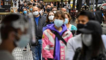Bild: Vít Šimánek
Prager stehen Schlange an der Sammelstelle am Wenzelsplatz, um sich auf Covid-19 testen zu lassen.