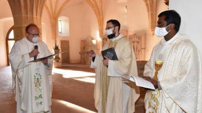 Bild: no
Dekan Elmar Spöttle (links) übergibt den Kirchenschlüssel an den neuen Pfarrer Thomas Arweck (Mitte) und an den neuen Pfarrvikar Thomas Sanikommula (rechts).