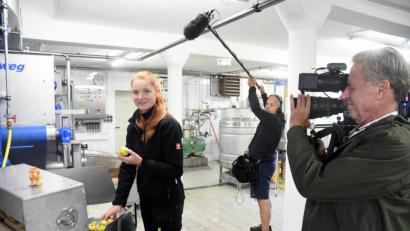 Bild: Gabi Schönberger
Monika Bernhard (28) bleibt cool, auch wenn gleich zwei Kameras auf sie gerichtet sind. Sie nimmt in der kommenden Staffel der Sendung "Landfrauenküche" des Bayerischen Rundfunks teil.