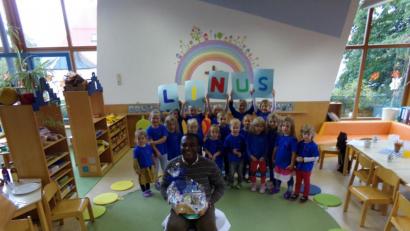 Bild: fks
Pfarrvikar Linus Chukwudi Nwankwo wurde vom Kindergarten herzlich begrüßt. Ein Genusskorb mit bayerischen Spezialitäten durfte nicht fehlen.