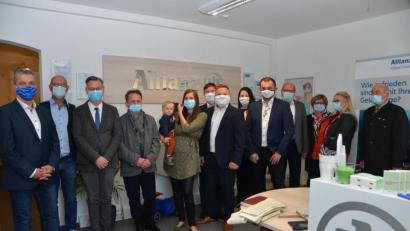 Bild: dob
Andreas Wächter (Mitte) eröffnete in den früheren Büroräumen von Foto Kraus ein eigenes Agenturbüro. Bürgermeister Andreas Wutzlhofer und Vermieter Harald Kraus (von links) gratulierten. Die beiden Stadtpfarrer Dieter Schinke und Dekan Alexander Hösl (Dritter und Vierter von links) segneten die Menschen, die hier ein- und ausgehen.