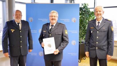 Bild: Polizeipräsidium Oberpfalz
Seit 40 Jahren ist Robert Feuerer (Mitte) im Polizeidienst. Dafür zeichneten ihn Polizeipräsident Norbert Zink (links) und Polizeivizepräsident Thomas Schöniger aus.