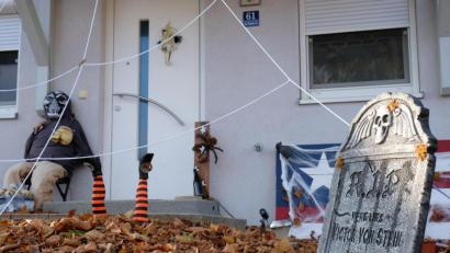 Archivbild: do
Halloween, das beliebte Spuk-Fest der Amerikaner, muss in diesem Jahr kleiner ausfallen. Wo es sonst in den US-Siedlungen wie am Netzaberg (unser Bild) vor gruseligen Gestalten nur so wimmelt, ziehen in diesem Jahr keine kleinen Hexen, Monster und Skelette von Haus zu Haus.