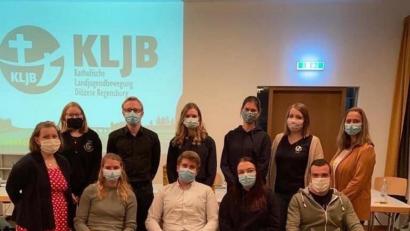 Bild: Maria Weber/exb
Der KLJB-Kreisverband Schwandorf geht mit einem engagierten Vorstandsteam in die nächsten zwei Jahre. An der Spitze stehen (sitzend von links) Anna Sorgenfrei, Dominik Elling, Magdalena Fink und Simon Kleierl.