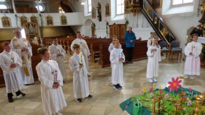 Bild: mng
Die erste Gruppe mit zehn Erstkommunikanten. Weil aufgrund der Sicherheits- und Hygienebestimmungen nur 60 Gottesdienstbesucher in der Pfarrkirche zugelassen sind, musste die Erstkommunion auf zwei Eucharistiefeiern aufgeteilt werden.