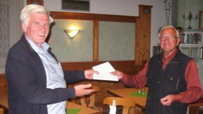 Bild: bas
Zweiter Vorsitzender Robert Hierl (links) gratuliert dem Vorsitzenden des Männergesangvereins Johannisberg, Klaus Scholz, zum 80. Geburtstag.