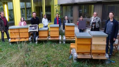 Bild: Dobmeier
Eine Bienenstockwaage überreicht von Christian Wolf (Dritter von links) ermöglicht neue Erkenntnisse beim Schulbienenprojekt an der Sophie-Scholl-Realschule.