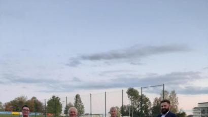Bild: prh
Mit der Verdienstnadel in Gold mit Brillanten, großem Kranz und Urkunde ehrte BLSV-Kreisvorsitzender Ernst Werner (Zweiter von rechts) Karl Schmidberger (Zweiter von links) für seine Leistungen für den Sport und die Tischtennisabteilung der DJK in Anwesenheit von Bürgermeister Sebastian Dippold (rechts) und DJK-Vorsitzendem Wolfgang Schwarz (links).