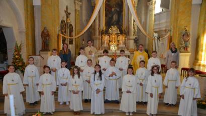 Bild: dob
Weitere 18 Erstkommunikanten feiern am Sonntag Mahlgemeinschaft in der katholischen Stadtpfarrkirche. Wegen der Corona-Pandemie wurden die Buben und Mädchen heuer in Klassenverbänden auf drei Termine verteilt.