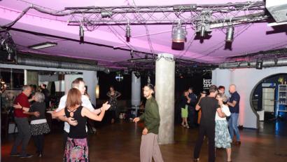 Bild: bey
Marco González (Mitte) beobachtet die Tanzpaare, um mögliche Verbesserungen bei Schritt und Haltung zu empfehlen.