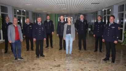 Bild: wro
Kassenprüfer und Vertrauensleute sowie eine neue Schatzmeisterin wählte die Feuerwehr Wiesau. Das Amt der Schatzmeisterin übernahm Sabine Saller (Vierte von rechts). Den Gewählten gratulierten Bürgermeister Toni Dutz, Kreisbrandrat Andreas Wührl und der Feuerwehrreferent der Gemeinde, Helmut Oppl (ab Zweiter von links), sowie Vorsitzender Manfred Beer (Sechster von links).