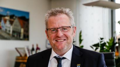 Bild: Hösamer
Oberbürgermeister Andreas Feller (CSU) reagiert mit deutlichen Worten auf einen Antrag der AfD.