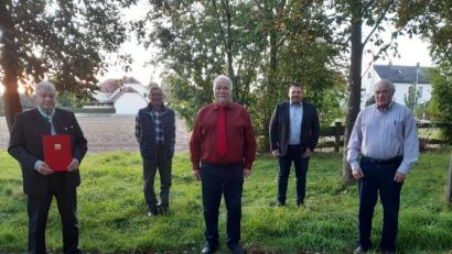 Bild: fsb
Die beiden Jubilare Werner Faget (links) und Johann Stahl (rechts) zusammen mit Vorsitzenden Karl Kick junior (Mitte) sowie Ehrenvorsitzenden Josef Kammerer (Zweiter von links) und Kreisvorsitzenden Markus Ludwig (Zweiter von rechts)