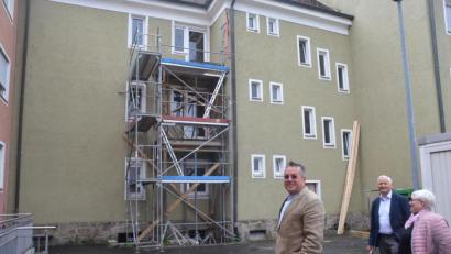 Bild: Kunz
Die Baustelle besichtigen (von links) Vorstandsvorsitzender Norbert Welzl, Aufsichtsratsvorsitzender Helmut Zupfer und Vorstandsmitglied Sabine Bergler.