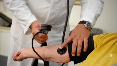 Symbolbild: Bernd Weissbrod/dpa
Das Bild zeigt einen Hausarzt, der in seiner Praxis einer Patientin den Blutdruck misst. Die medizinische Versorgung war am Montagabend ein Thema im Stadtrat Mitterteich.