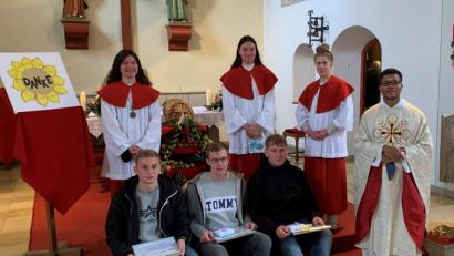 Bild: mez
Kaplan Justin Kishimbe (rechts) dankte Johannes Porst, Ralf Schreyer und Jonas Etterer (von links sitzend) ebenso wie deren Nachfolgerinnen Annalena und Ronja Schreyer sowie Lea Wolf (von links stehend).